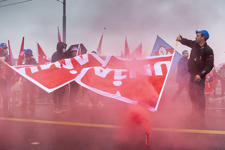 Le gouvernement français est sur les charbons ardents en raison de la mobilisation de la rue. © KEYSTONE/MARTIAL TREZZINI