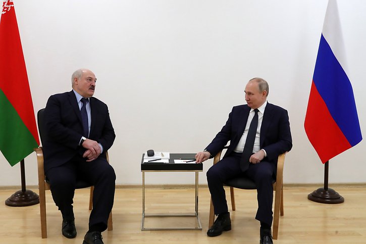 La Suisse demande au Bélarus du président Alexandre Loukachenko (à gauche) de revenir sur la loi récemment approuvée dans ce pays (archives). © KEYSTONE/EPA SPUTNIK POOL/MIKHAIL KLIMENTYEV