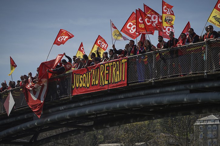 Après plus de deux mois de contestation, les manifestations et actions de blocage se sont multipliées depuis le 49.3 jeudi dernier. Ici, une action mercredi à Lyon. © KEYSTONE/AP/Laurent Cipriani