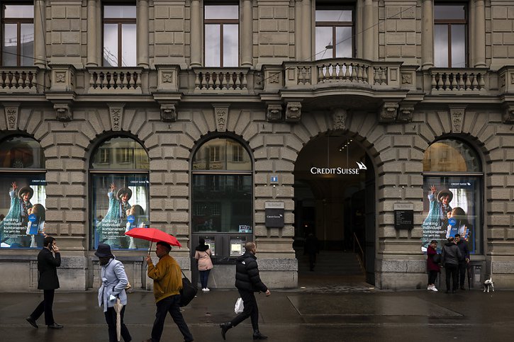 L'Association suisse des employés de banques (Aseb) a lancé une pétition pour demander une interruption des licenciements au Credit Suisse jusqu'à fin 2023. © KEYSTONE/MICHAEL BUHOLZER
