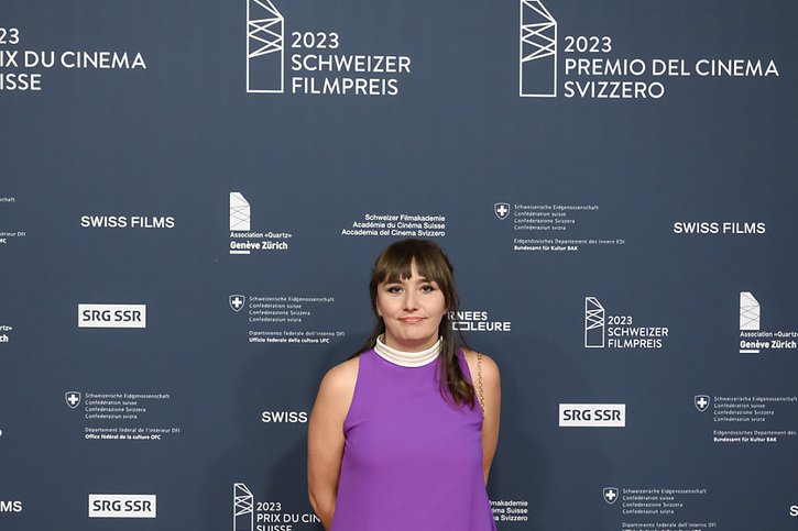 La réalisatrice du film "Cascadeuses" Elena Avdija a reçu le prix du meilleur documentaire vendredi à Genève. © KEYSTONE/JEAN-CHRISTOPHE BOTT