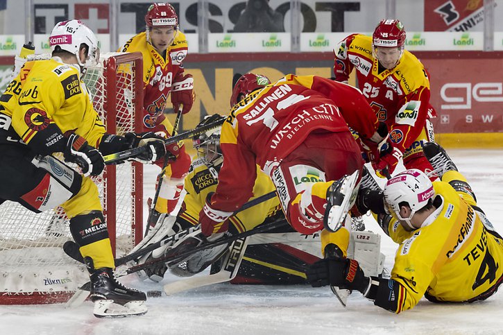 Action confuse dès la 1re minute de Bienne - Berne. Le Seelandais Jere Sallinen (en rouge) ouvre le score après 34 secondes de jeu. © KEYSTONE/ANTHONY ANEX