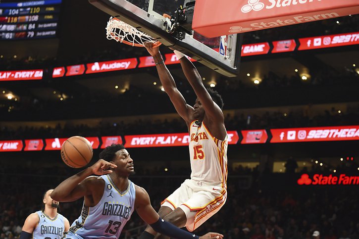 Clint Capela au dunk devant Jaren Jackson Jr: le Genevois a sorti le grand jeu contre Memphis. © KEYSTONE/AP/Hakim Wright Sr.