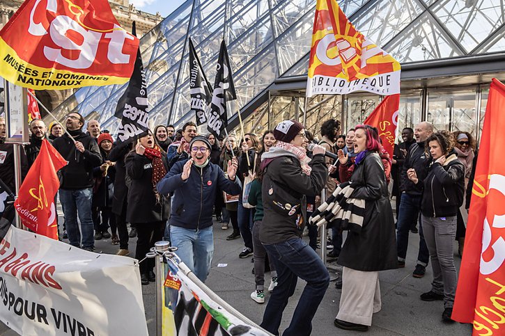 Des employés du Louvre bloquent l'entrée du musée. © KEYSTONE/EPA/CHRISTOPHE PETIT TESSON