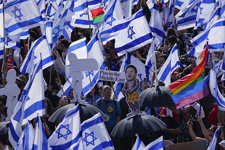 Le projet de réforme proposée par le gouvernement de M. Netanyahu est contesté dans la rue depuis bientôt trois mois. Il est à l'origine d'un des plus grands mouvements de mobilisation populaire de l'histoire d'Israël. © KEYSTONE/AP/Ariel Schalit