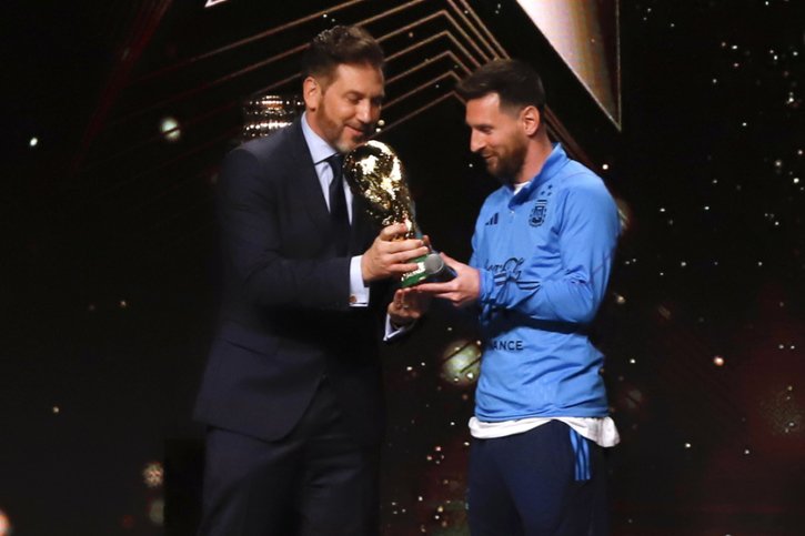 Messi avec le président de la Conmebol  Alejandro Dominguez © KEYSTONE/EPA/Fernando Franceschelli