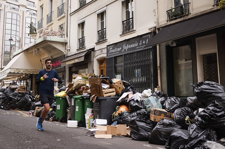 Des milliers de tonnes d'ordures, qui servent de combustibles à des groupes de casseurs le soir, défigurent toujours la capitale française après plus de trois semaines de grève des éboueurs. © KEYSTONE/AP/Thomas Padilla