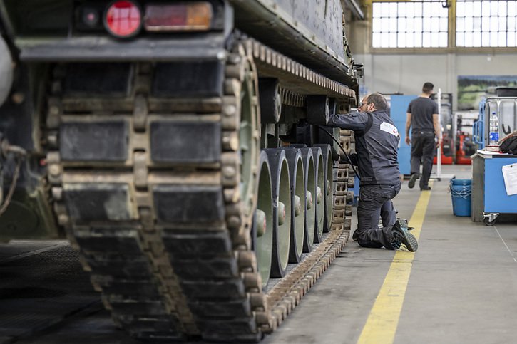 La Suisse devrait mettre hors-service 25 chars Leopard, estime une commission parlementaire. Afin de permettre la revente au constructeur allemand (archives). © KEYSTONE/PETER SCHNEIDER