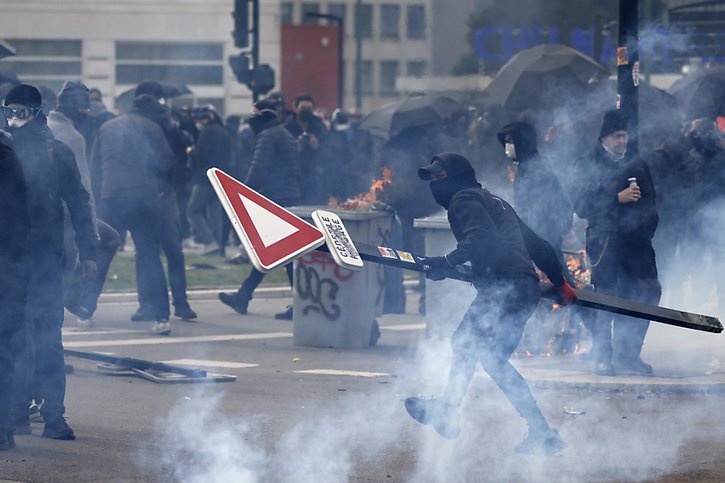 A Nantes, aussi, forces de l'ordre et une partie des manifestants étaient aux prises mardi. © KEYSTONE/AP/Jeremias Gonzalez