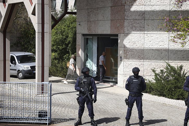 Des policiers montent la garde devant le Centre ismaélien de Lisbonne mardi. © KEYSTONE/EPA/ANTONIO COTRIM