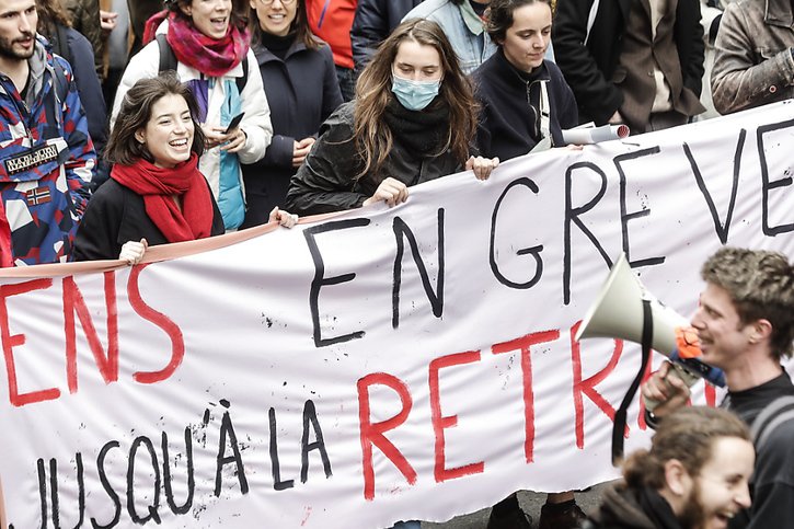 Les manifestants étaient deux fois moins nombreux à Paris que la semaine passée, selon les syndicats. Peut-être la crainte des violences. © KEYSTONE/EPA/CHRISTOPHE PETIT TESSON