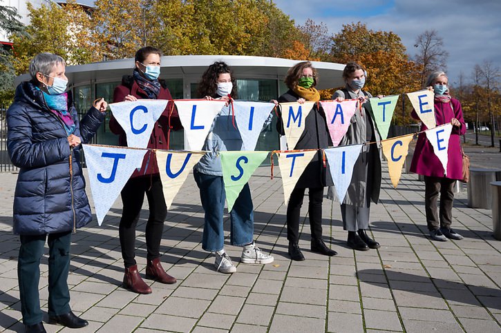 Les Aînées pour la protection du climat posent devant la Cour européenne des droits de l'homme à Strasbourg (archives). © KEYSTONE/LEANDRE DUGGAN