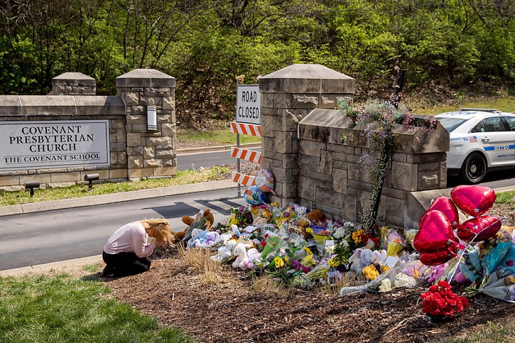 La tuerie de Nashville a traumatisé de nombreux parents, qui exigent un contrôle plus poussé du port d'arme. © KEYSTONE/EPA/JUSTIN RENFROE