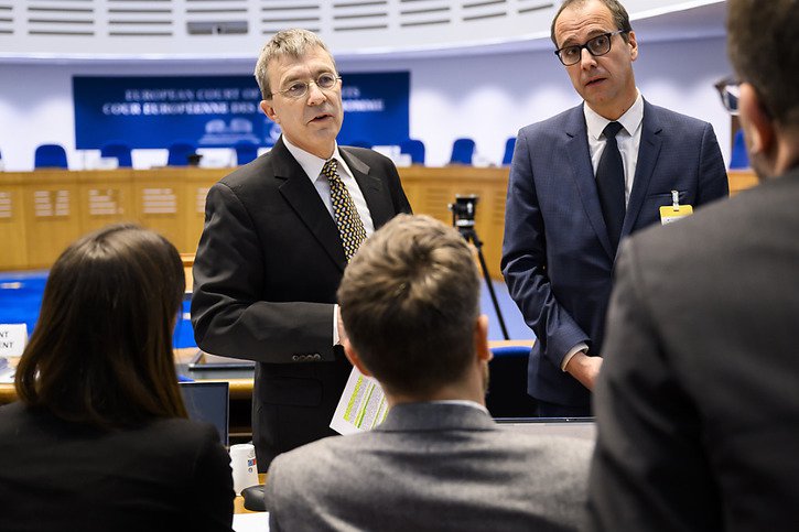 Franz Perez, représentant de l'Office fédéral de l'environnement, et Alain Chablais, avocat de la Suisse devant la Cour européenne des droits de l'homme. © KEYSTONE/JEAN-CHRISTOPHE BOTT