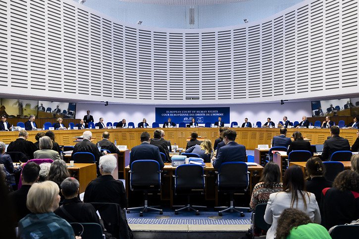 La Cour européenne des droits de l'homme a fait salle comble mercredi lors de l'examen de la requête des Aînées pour la protection du climat. © KEYSTONE/JEAN-CHRISTOPHE BOTT