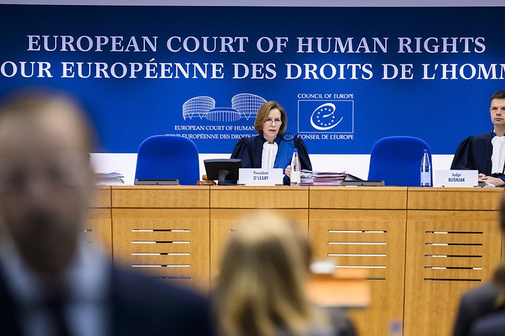 La juge irlandaise Siofra O'Leary a présidé la Grande Chambre de la Cour européenne des droits de l'homme lors de l'examen de la requête des Aînées pour la protection du climat. © KEYSTONE/JEAN-CHRISTOPHE BOTT