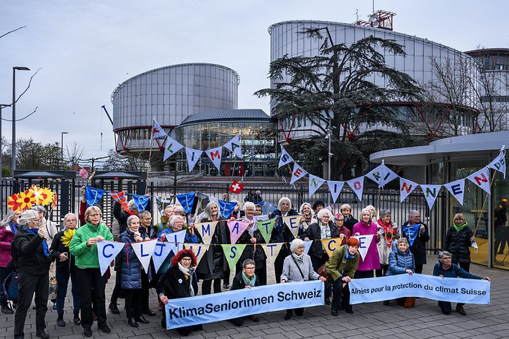 Les Aînées pour la protection du climat ont brièvement manifesté mercredi devant la Cour européenne des droits de l'homme. © KEYSTONE/JEAN-CHRISTOPHE BOTT