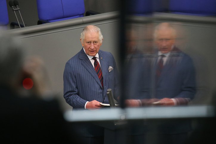 Charles III, roi depuis septembre, est le tout premier monarque britannique à s'adresser aux députés dans l'enceinte du Bundestag. Ces derniers l'ont longuement applaudi. © KEYSTONE/dpa/Wolfgang Kumm