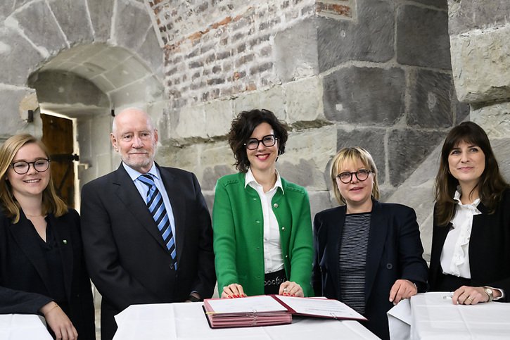 Canton et communes ont signé un accord qualifié d'historique jeudi après-midi au Château cantonal. © KEYSTONE/JEAN-CHRISTOPHE BOTT