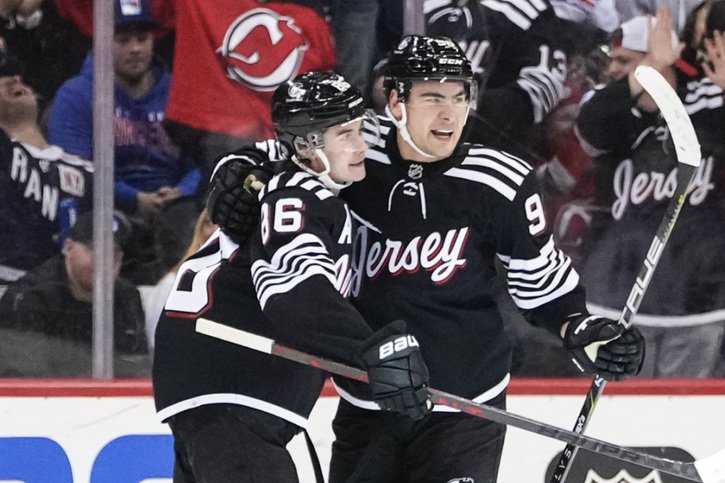 Timo Meier (à droite) est félicité par Jack Hughes après avoir inscrit le 2-0 pour les Devils © KEYSTONE/AP/Frank Franklin II