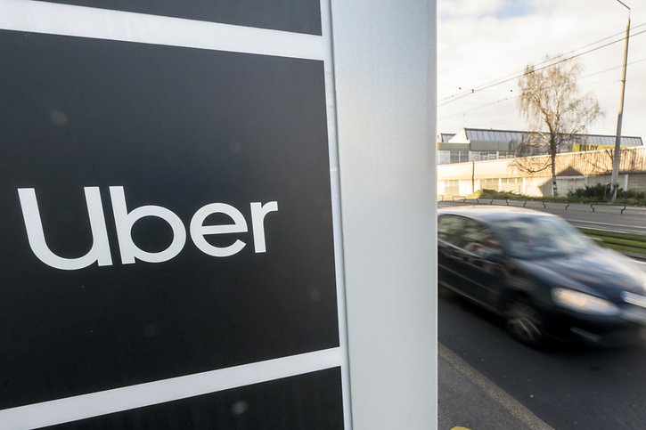 Uber a versé plus de 3,8 millions de francs en indemnité à 627 chauffeurs genevois qui avaient utilisé son application (photo d'illustration). © KEYSTONE/MARTIAL TREZZINI