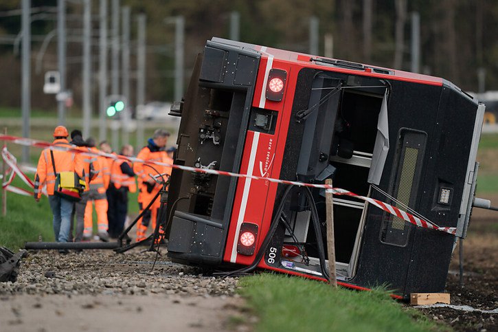 Le train accidenté à Lüscherz (BE). © KEYSTONE/Manuel Lopez