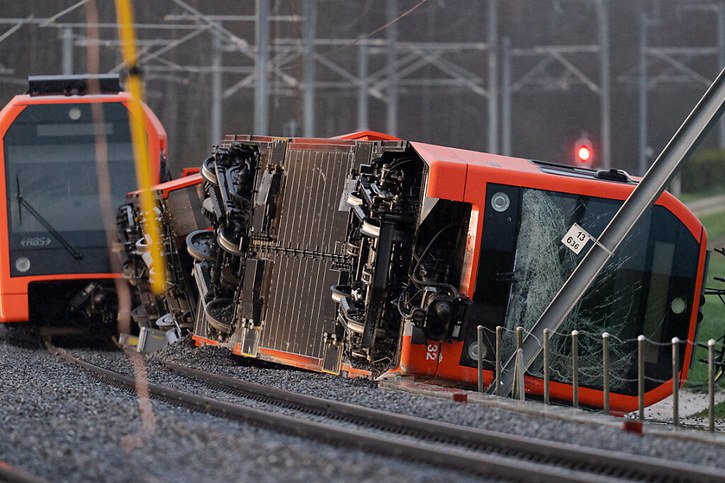 Trois wagons d'un train de la compagnie RBS (Regionalverkehr Berne-Soleure) ont déraillé vendredi à Büren zum Hof. © KEYSTONE/Manuel Lopez