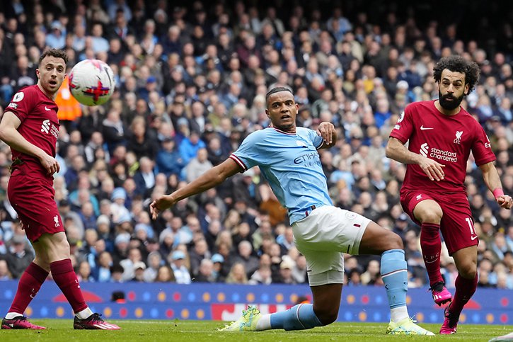 Manuel Akanji intervient trop tard sur l'ouverture du score de Liverpool par Mohamed Salah. City retournera le score. © KEYSTONE/AP/Jon Super