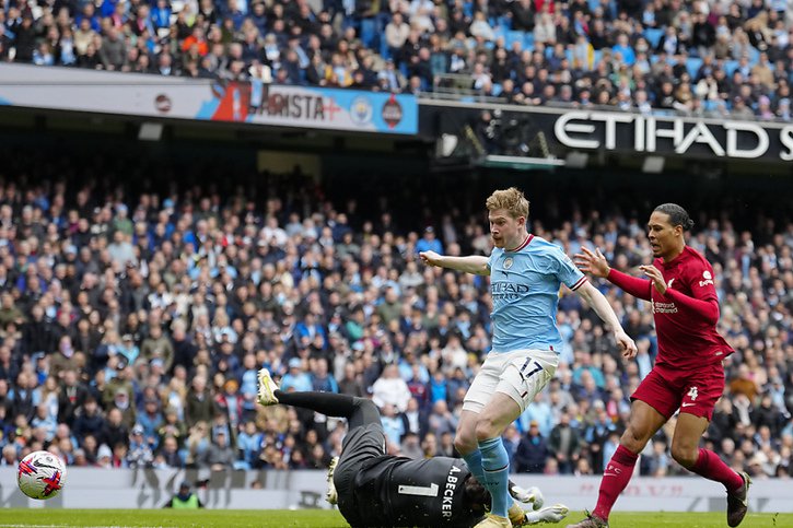 Au début de la deuxième mi-temps, Kevin De Bruyne inscrit le 2-1 pour Manchester City. Le match a tourné. © KEYSTONE/AP/Jon Super