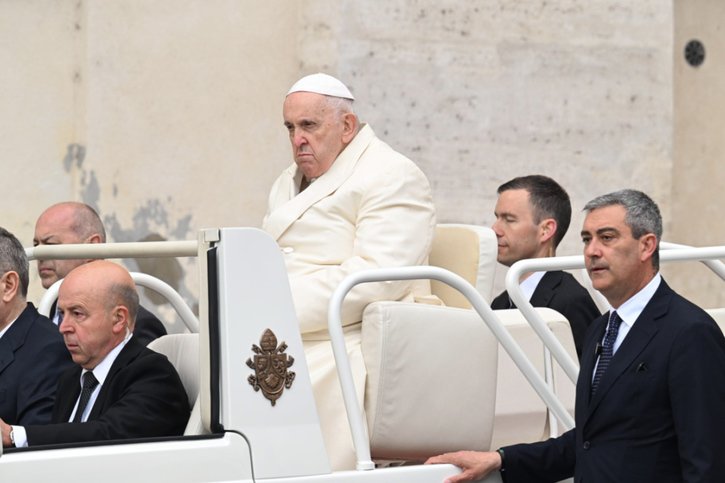 Le pape François est arrivé sur la Place Saint-Pierre à bord de sa papamobile. © KEYSTONE/EPA/CLAUDIO PERI