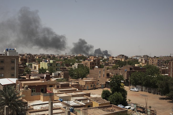 Pas de cessez-le-feu à Khartoum samedi, alors que les premiers pays occidentaux (Etats-Unis, France) ont commencé à évacuer leurs ambassades. © KEYSTONE/AP/Marwan Ali