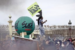 Réforme des retraites: le gouvernement français passe en force et sème la tension