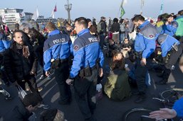 La police fribourgeoise s'est entraînée à débloquer un axe routier
