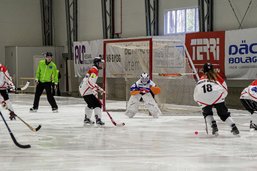 Des Fribourgeoises pratiquent le bandy, l’ancêtre du hockey