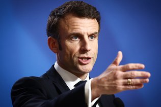 Inflexible, Macron veut "tendre la main" aux syndicats