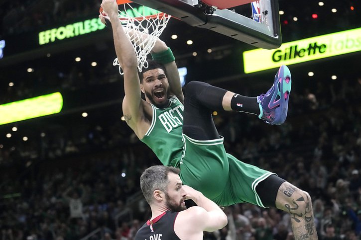 Jayson Tatum et les Celtics ont entretenu la flamme de l'espoir jeudi © KEYSTONE/AP/Charles Krupa