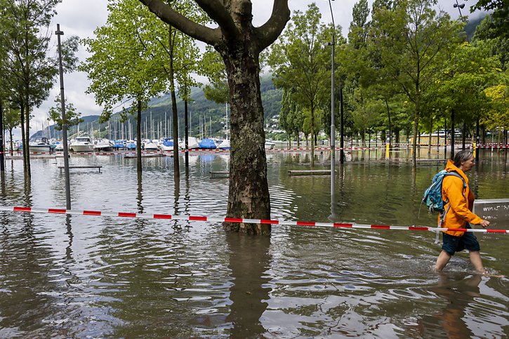 En juillet 2021, la crue du lac de Bienne avait atteint un niveau historique, inondant des rues et endommageant des infrastructures (archives). © KEYSTONE/JEAN-CHRISTOPHE BOTT