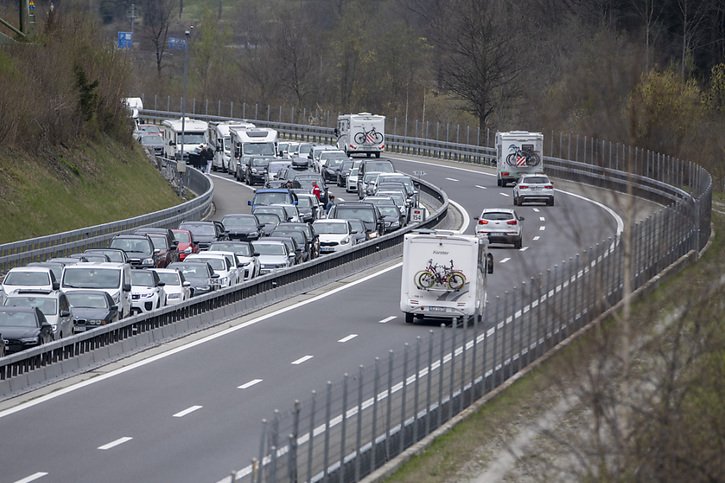 La file de voiture à l'entrée nord du tunnel du Gothard a atteint les 10 km samedi avant 08h00 déjà. © KEYSTONE/URS FLUEELER
