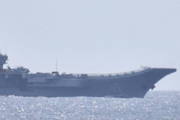 Si des navires militaires chinois patrouillent souvent dans cette zone, la présence du porte-avion Shandong, ci-contre, est inhabituelle. © KEYSTONE/EPA JAPAN'S DEFENSE MINISTRY JO