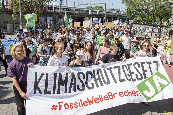 Les manifestants jugent important de voter "oui" à la loi sur le climat, tout en soulignant qu'elle ne sera "pas suffisante". © KEYSTONE/URS FLUEELER