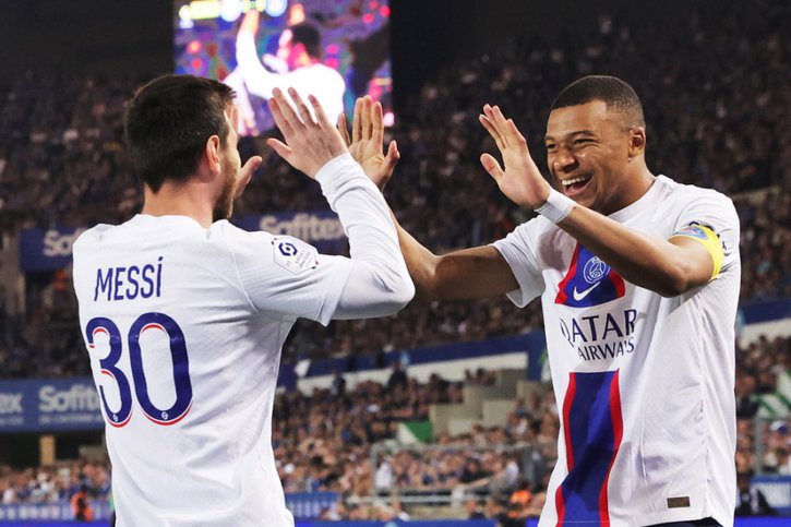 Messi et Mbappé se congratulent © KEYSTONE/EPA/TERESA SUAREZ