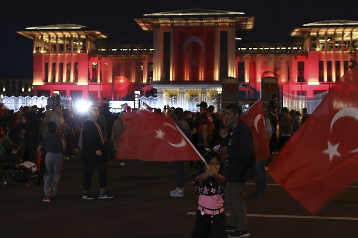 Des supporters fêtent la réélection du président turc Erdogan devant le palais présidentiel à Ankara. © KEYSTONE/AP/Ali Unal