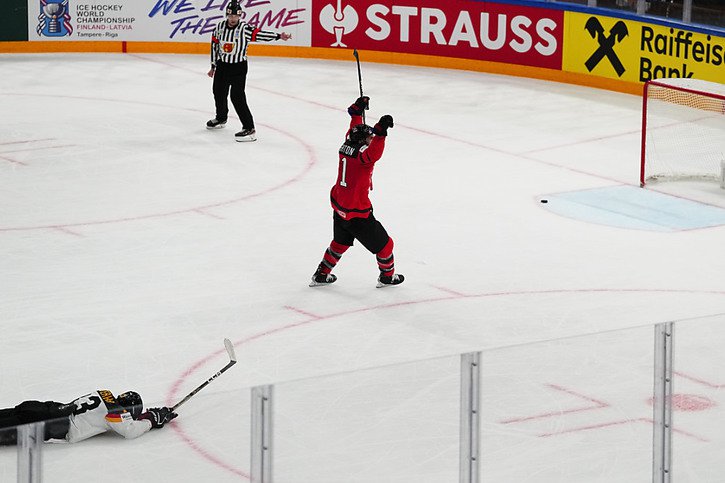 Scott Laughton inscrit le 5e but dans la cage vide © KEYSTONE/AP/Pavel Golovkin