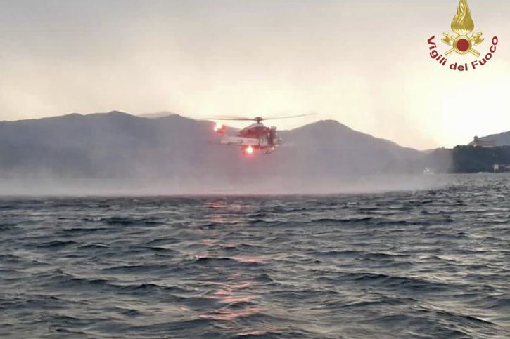 Un hélicoptère a été engagé pour rechercher des victimes du naufrage. © Vigili del fuoco