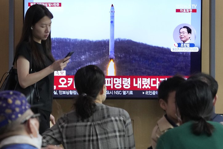 Le premier ministre japonais Fumio Kishida a évoqué un "possible missile balistique" tiré par Pyongyang. © KEYSTONE/AP/Ahn Young-joon