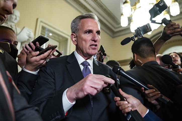 Le speaker de la chambre des représentants, le républicain Kevin McCarthy, a reconnu qu'il ne ferait pas le plein de voix dans son camp, tout en affichant son optimisme. © KEYSTONE/EPA/JIM LO SCALZO