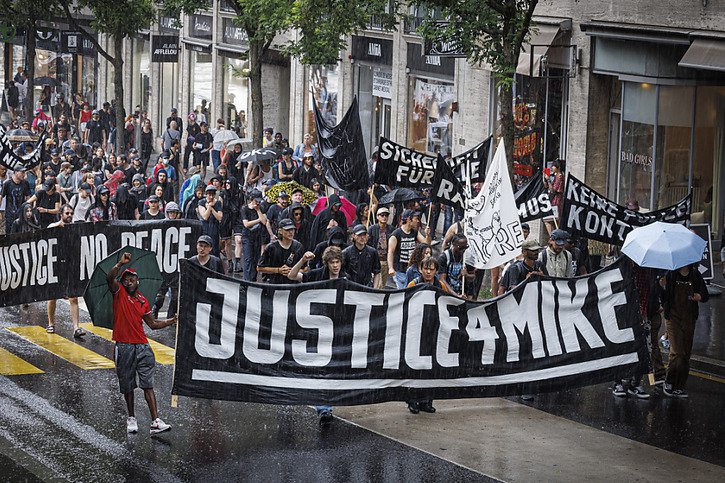 Les manifestants ont exigé que justice soit faite pour Mike, mort lors de son arrestation par la police en 2018. © KEYSTONE/VALENTIN FLAURAUD