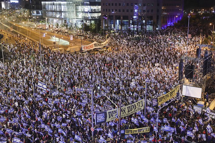 Les manifestants se rassemblent chaque semaine depuis janvier, notamment à Tel Aviv, pour protester contre la réforme de justice (archives). © KEYSTONE/EPA/ABIR SULTAN