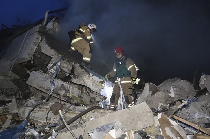 Le bombardement de samedi a touché deux immeubles d'un quartier d'habitations de Dnipro. © KEYSTONE/EPA/STATE EMERGENCY SERVICE / HANDOUT