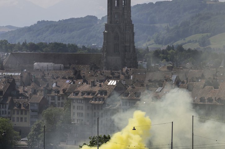 Fumigènes, chants et applaudissement ont ponctué la marche des supporters bernois. © KEYSTONE/Alessandro della Valle